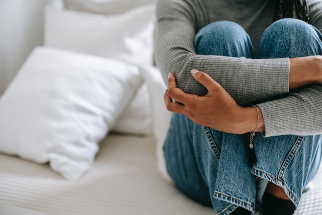 La femme autoritaire : ses traits et comment lui faire face
