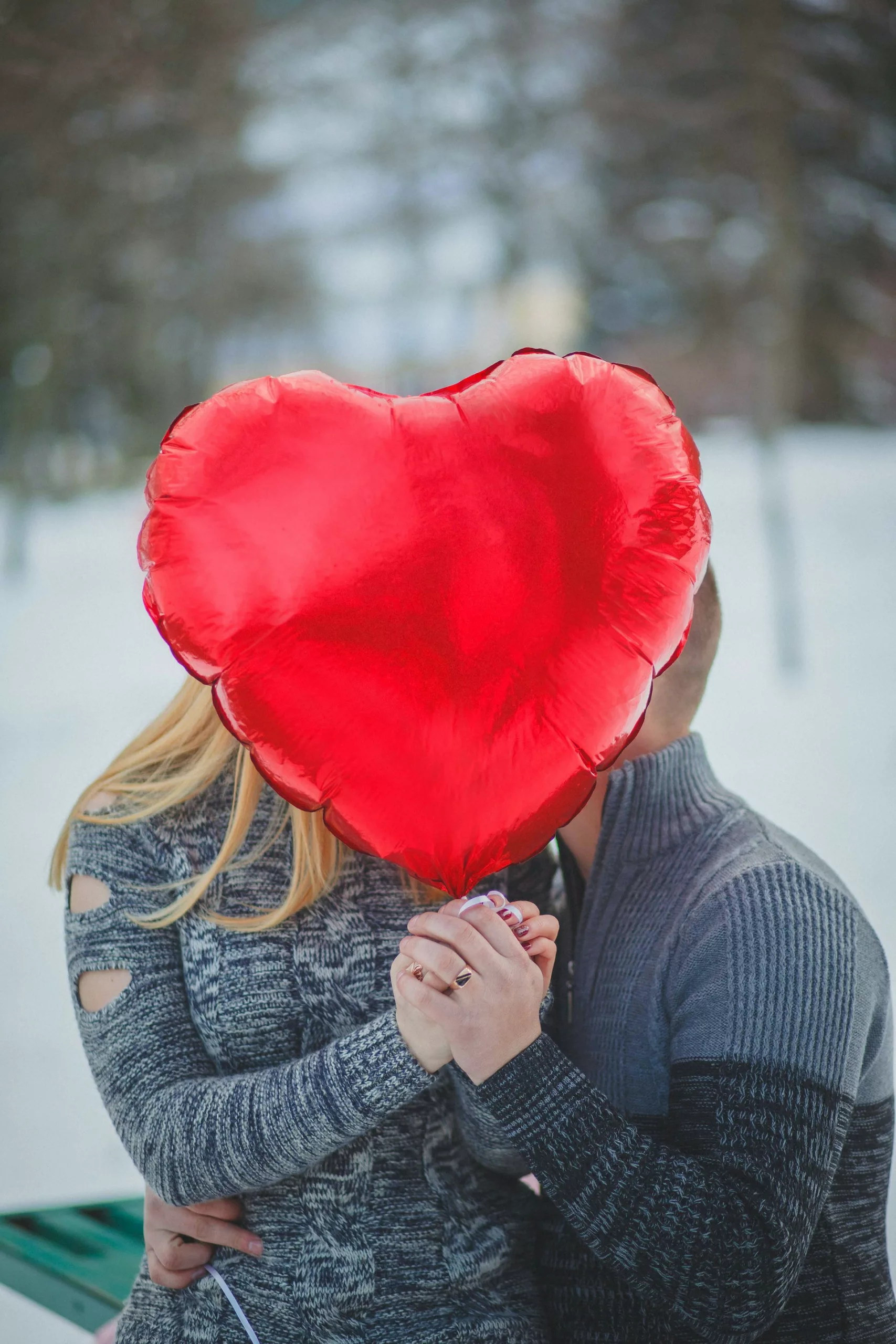 علامات تكشف إعجاب الرجل بالأنثى من بعيد